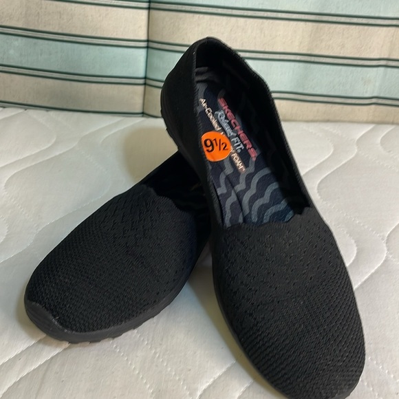 Skechers Women's Black Slip-On Shoes - Picture 1 of 9